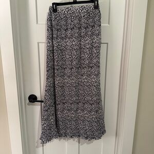 Dazy Black and White Small Pleated Floral Maxi Skirt NWT